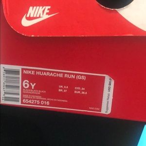 Gently used Black youth sz6 Nike Huaraches w/ box